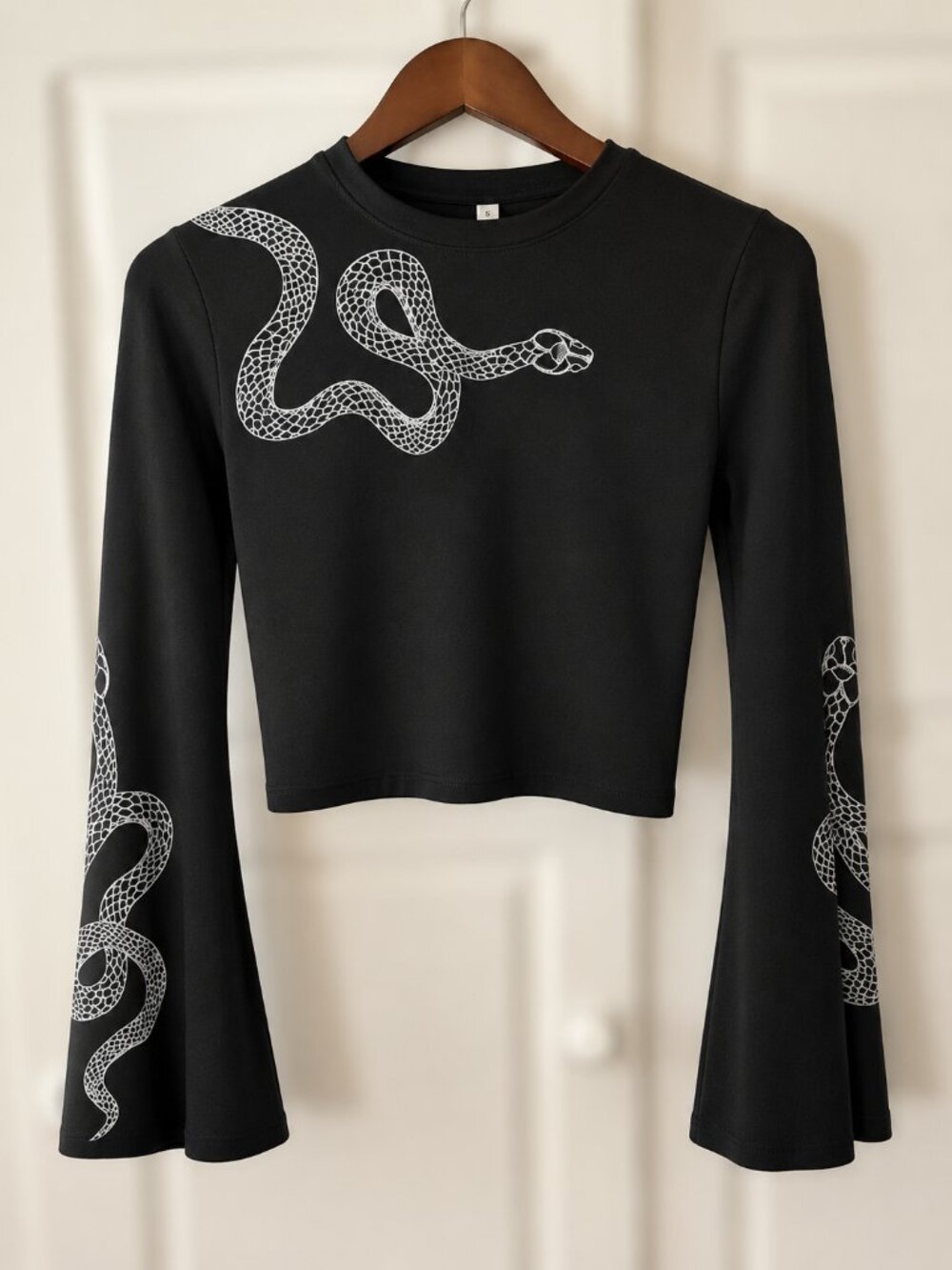 Cropped long sleeve snake T